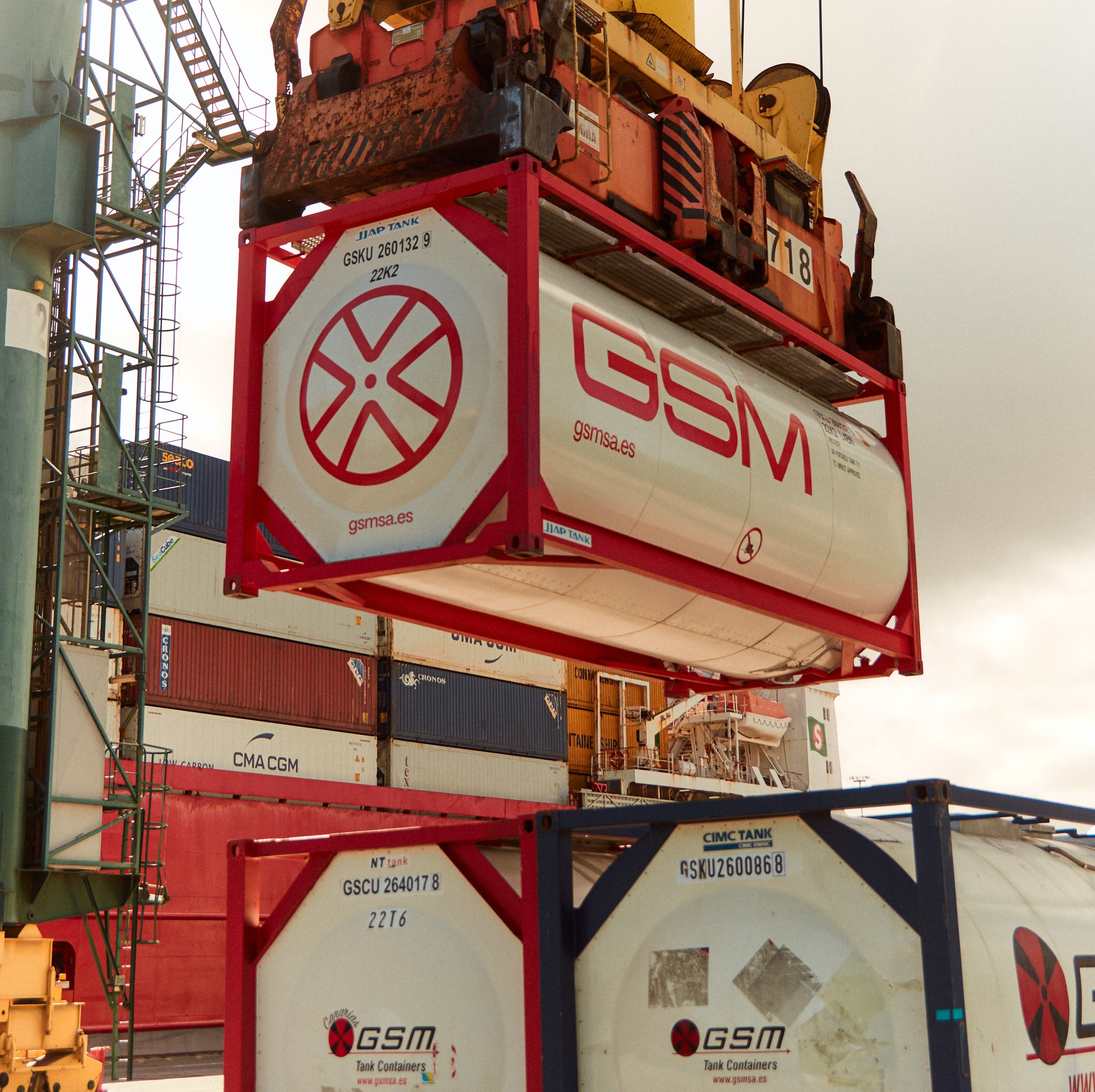 Isotank de GSM siendo transportado